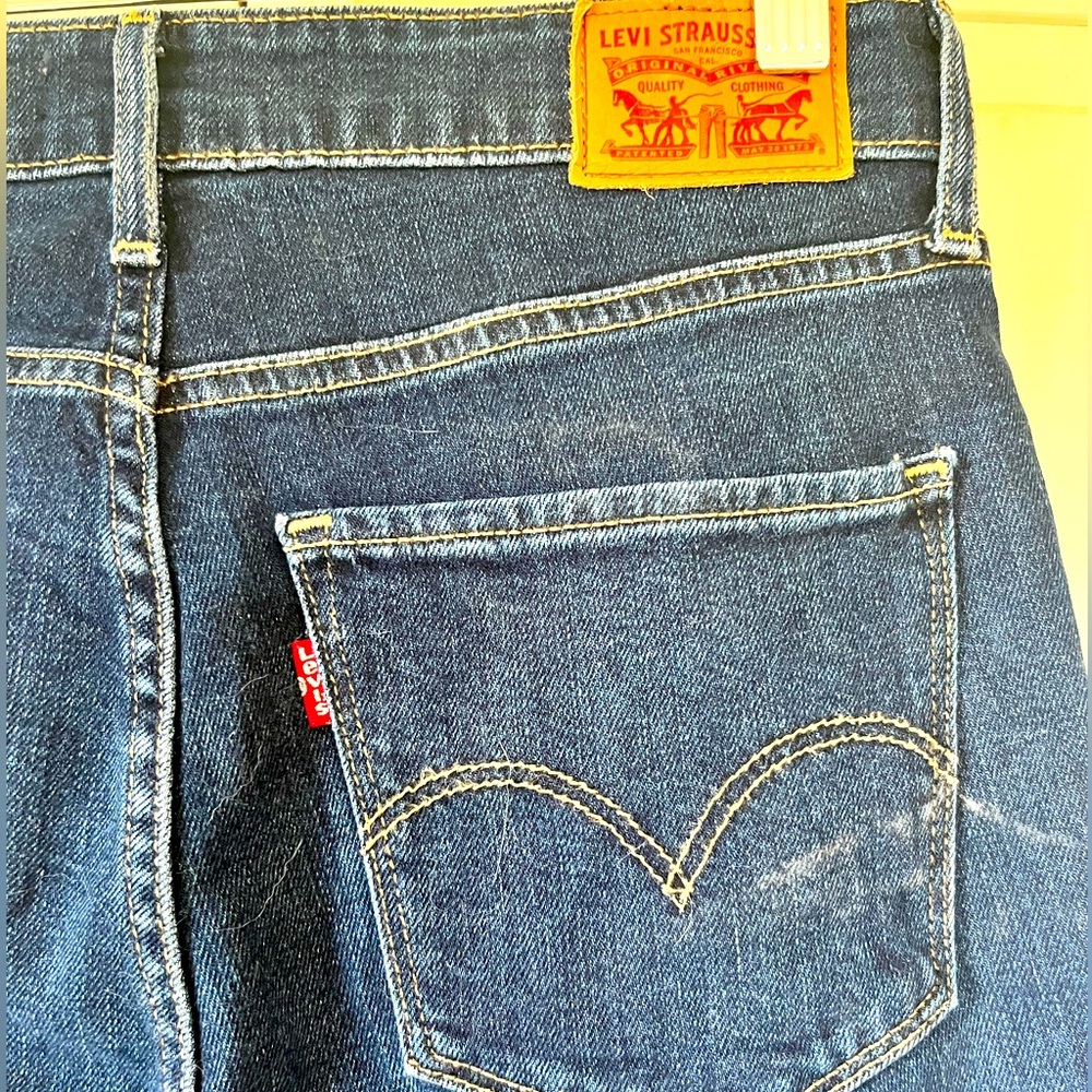 Levi’s jeans. High rise skinny. Dark wash. Size 28.